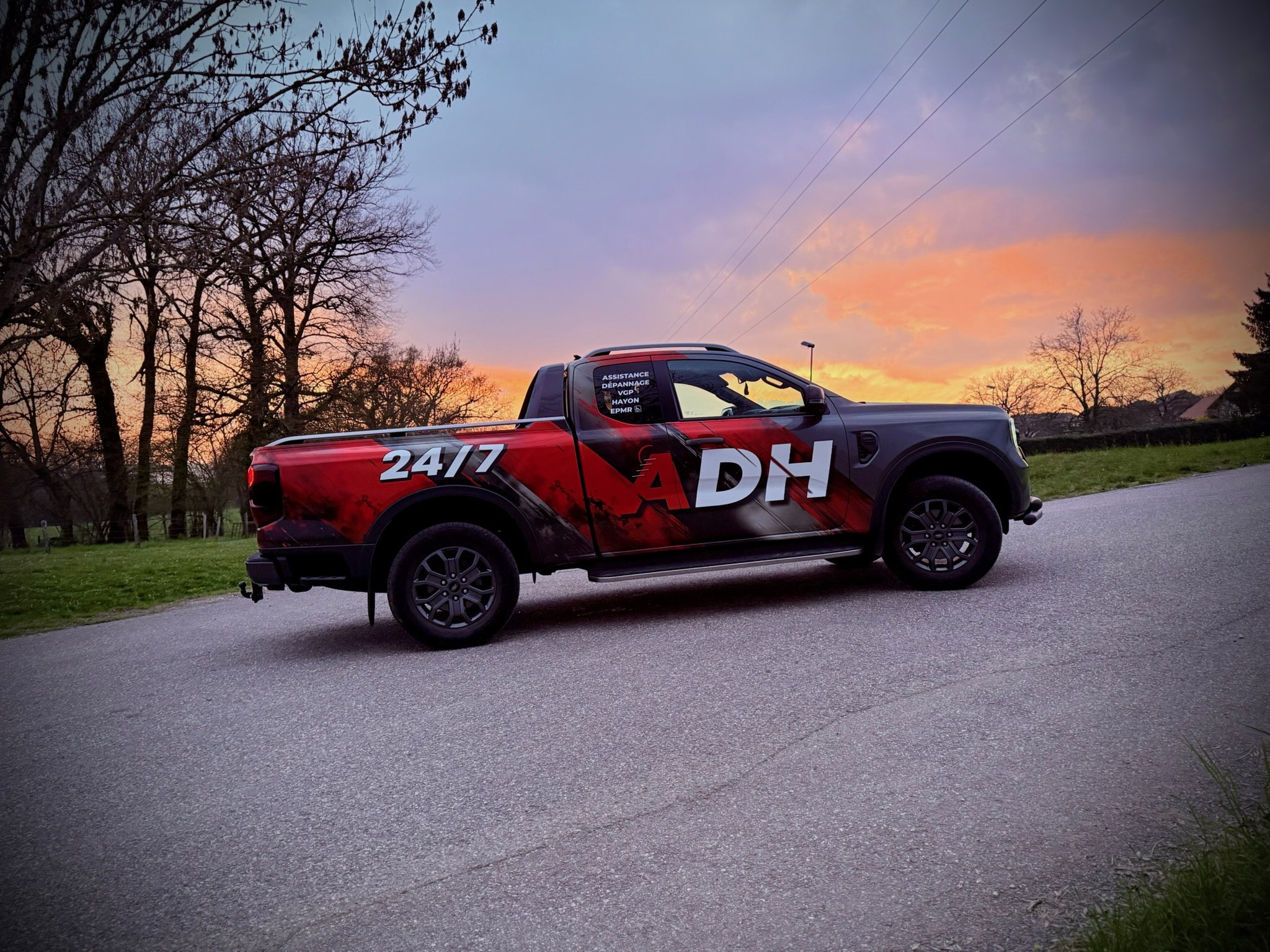 Camion d'intervention ADH 74, habillage rouge et noir, disponible 24/7
